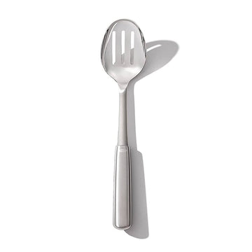 Cuillère à légumes OXO à manche ajouré